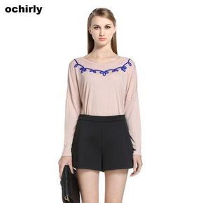 添置秋装咯# Ochirly 欧时力 绣花宽松蝙蝠袖T恤 59元包邮