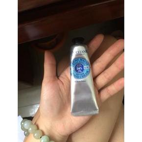 小小的一只，方便携带；这款特别滋润不，不油腻，很适合晚上用