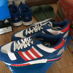 这双购于银泰网的阿迪三叶草ZX700配色非常靓丽，上脚也是