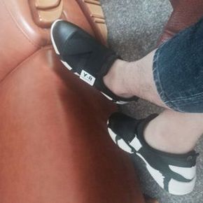 鞋子款式高端大气，非常漂亮，穿上很显档次，很舒服，走路十分