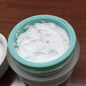 这款马油祛斑霜在韩国是非常火爆的，雪花膏的样子，很多朋友觉